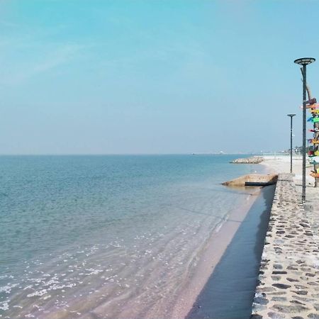 Beach Walk Boutique Resort Bang Saen Bagian luar foto