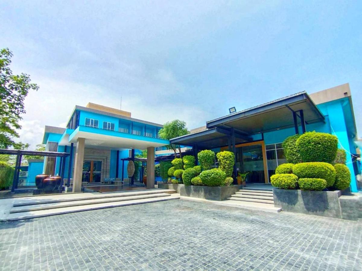 Beach Walk Boutique Resort Bang Saen Bagian luar foto