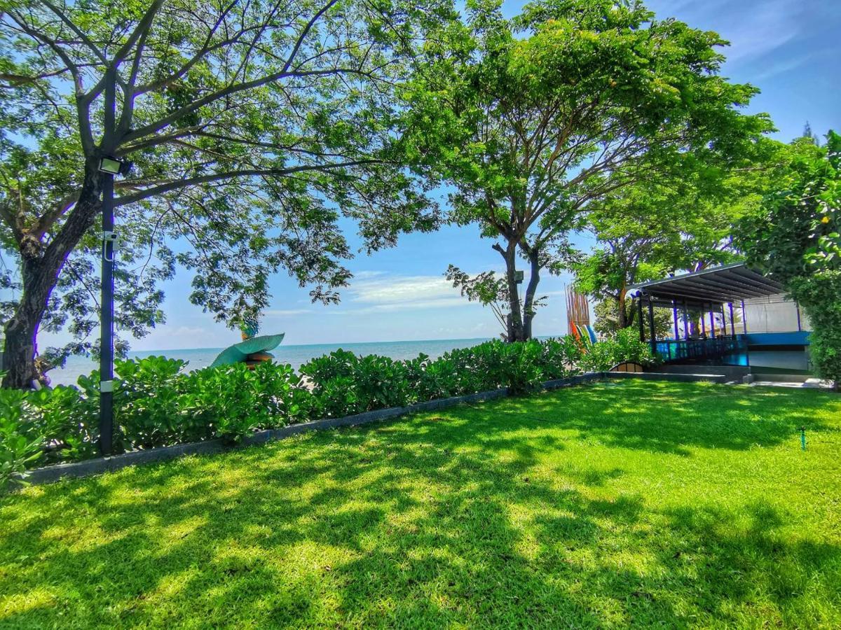 Beach Walk Boutique Resort Bang Saen Bagian luar foto