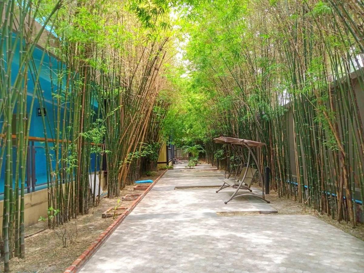 Beach Walk Boutique Resort Bang Saen Bagian luar foto