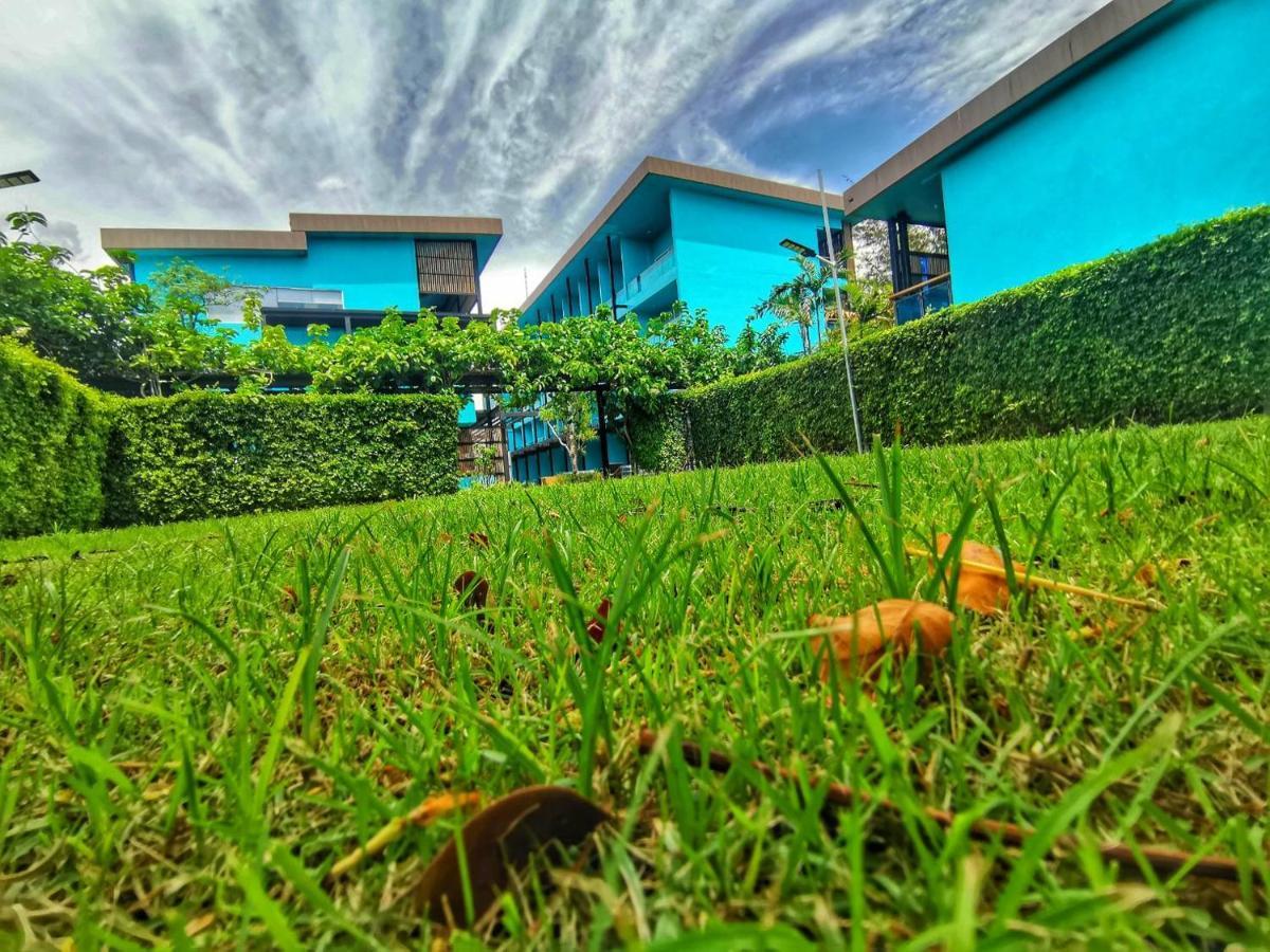 Beach Walk Boutique Resort Bang Saen Bagian luar foto