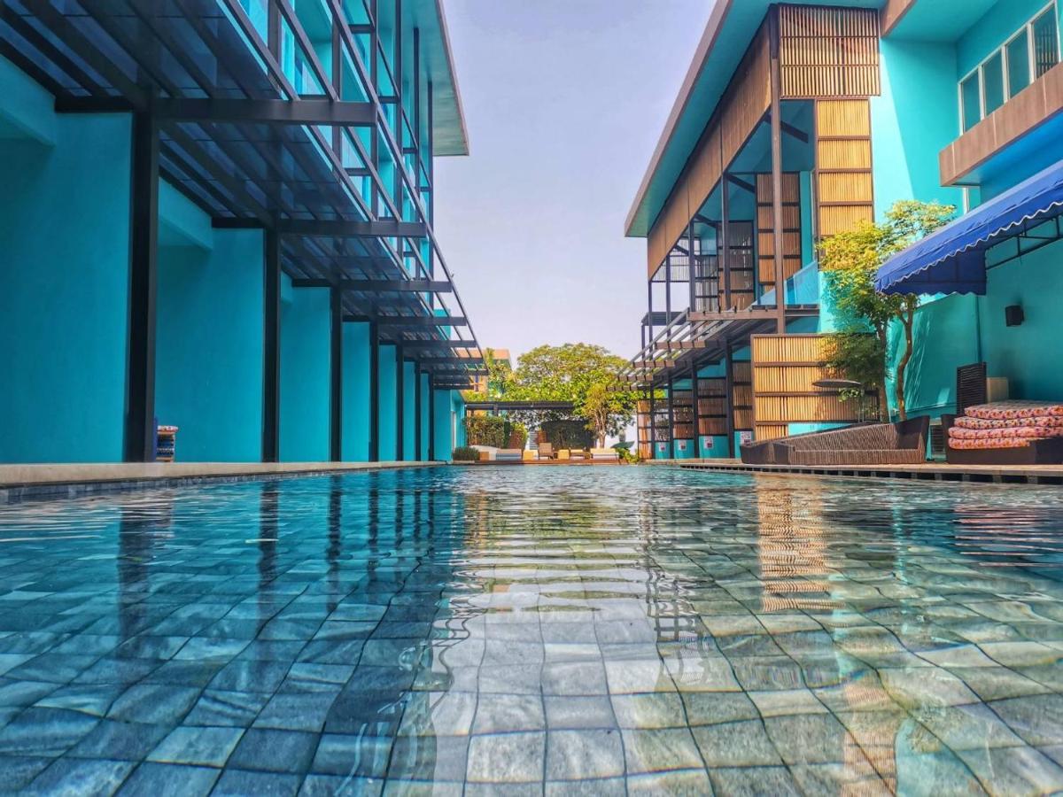 Beach Walk Boutique Resort Bang Saen Bagian luar foto