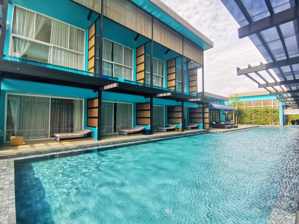 Beach Walk Boutique Resort Bang Saen Bagian luar foto
