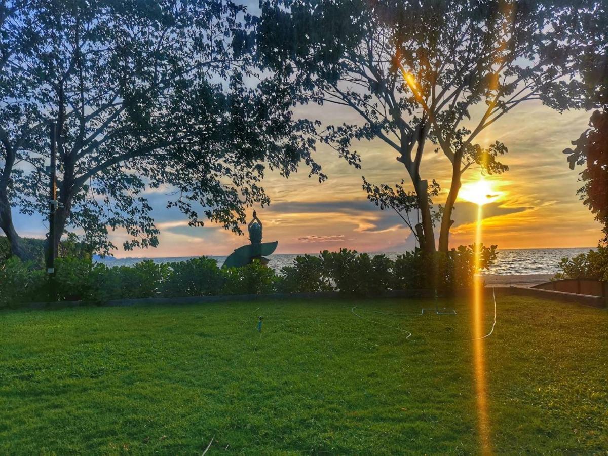 Beach Walk Boutique Resort Bang Saen Bagian luar foto
