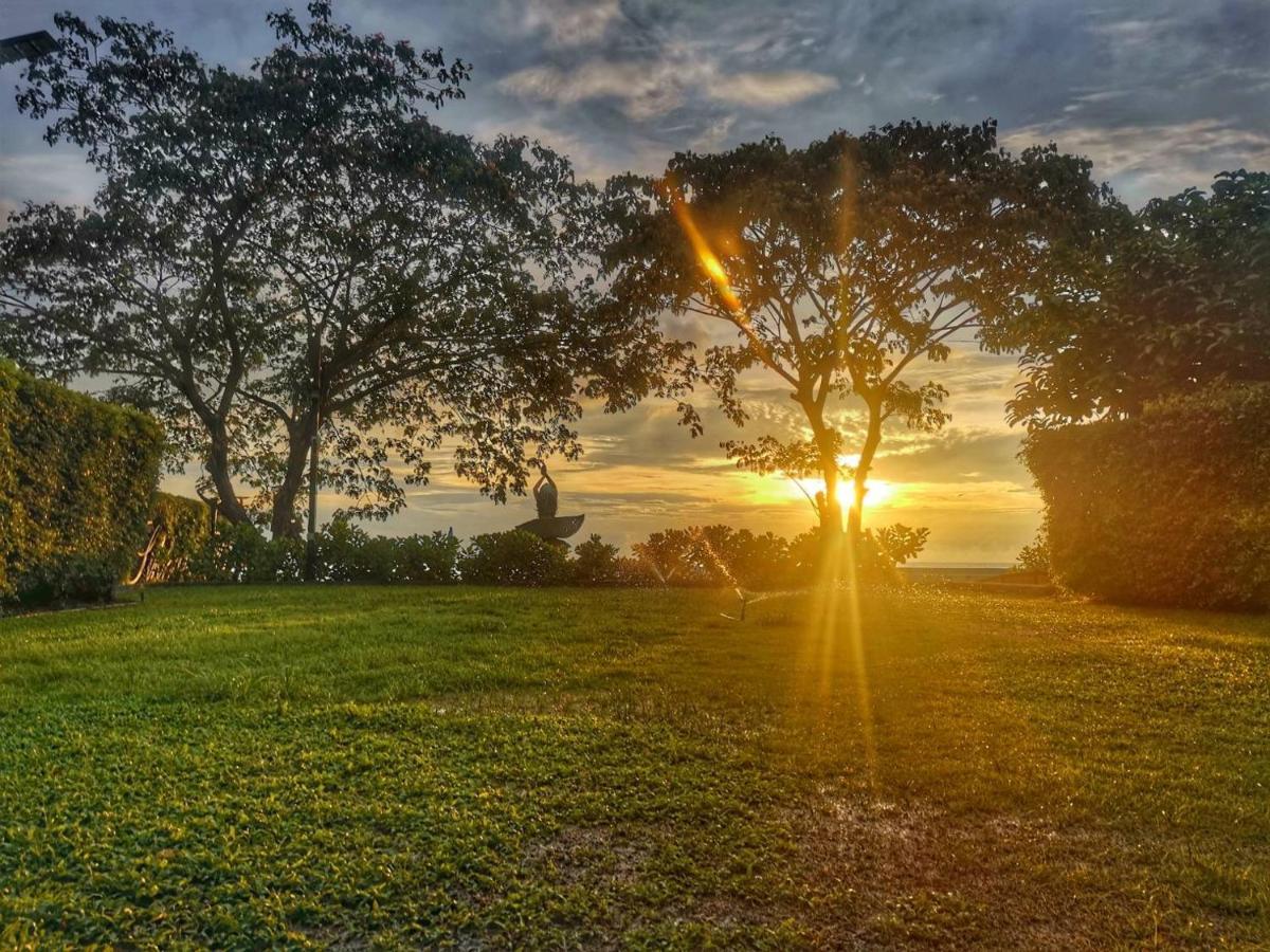 Beach Walk Boutique Resort Bang Saen Bagian luar foto