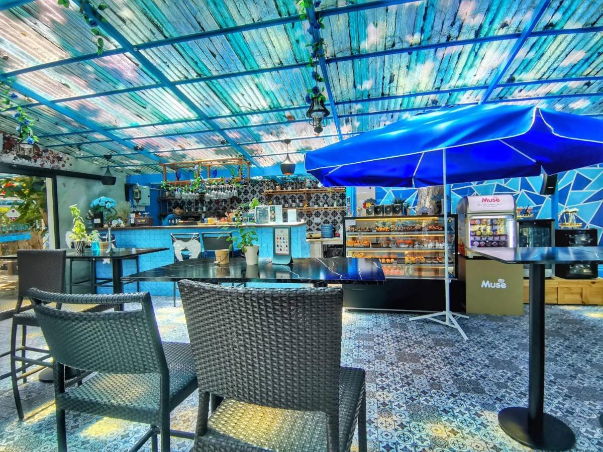 Beach Walk Boutique Resort Bang Saen Bagian luar foto