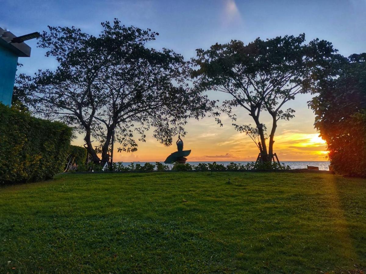 Beach Walk Boutique Resort Bang Saen Bagian luar foto