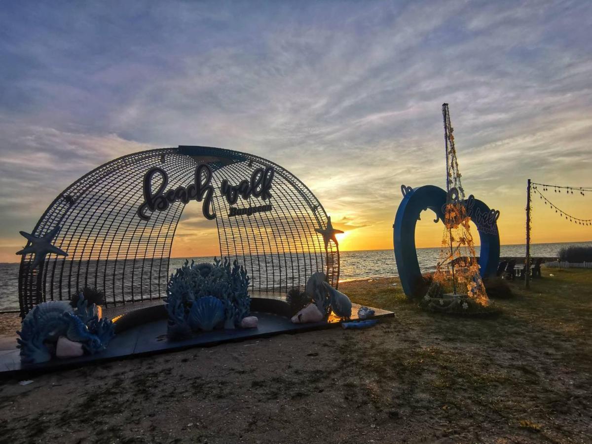 Beach Walk Boutique Resort Bang Saen Bagian luar foto