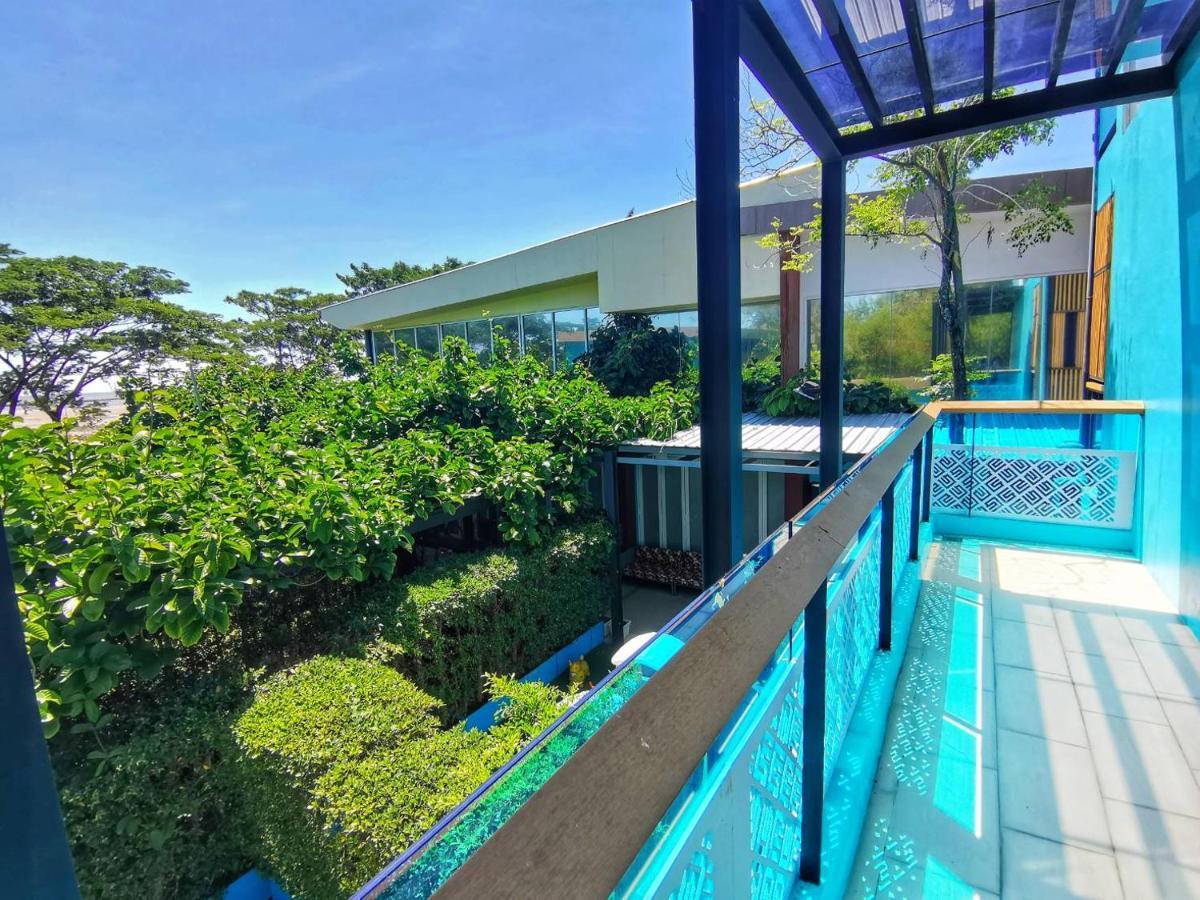 Beach Walk Boutique Resort Bang Saen Bagian luar foto