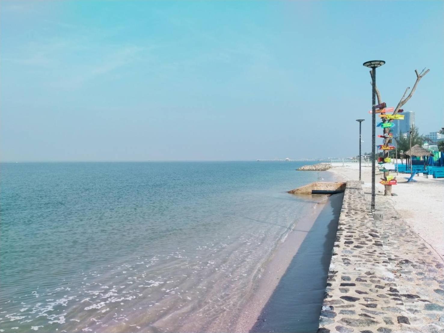 Beach Walk Boutique Resort Bang Saen Bagian luar foto